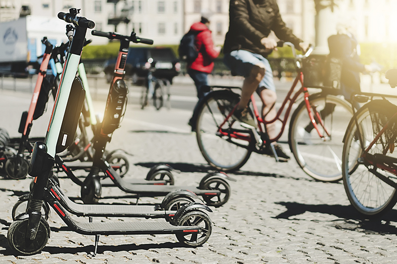 Bilden visar elsparkcyklar och cyklister på en väg.