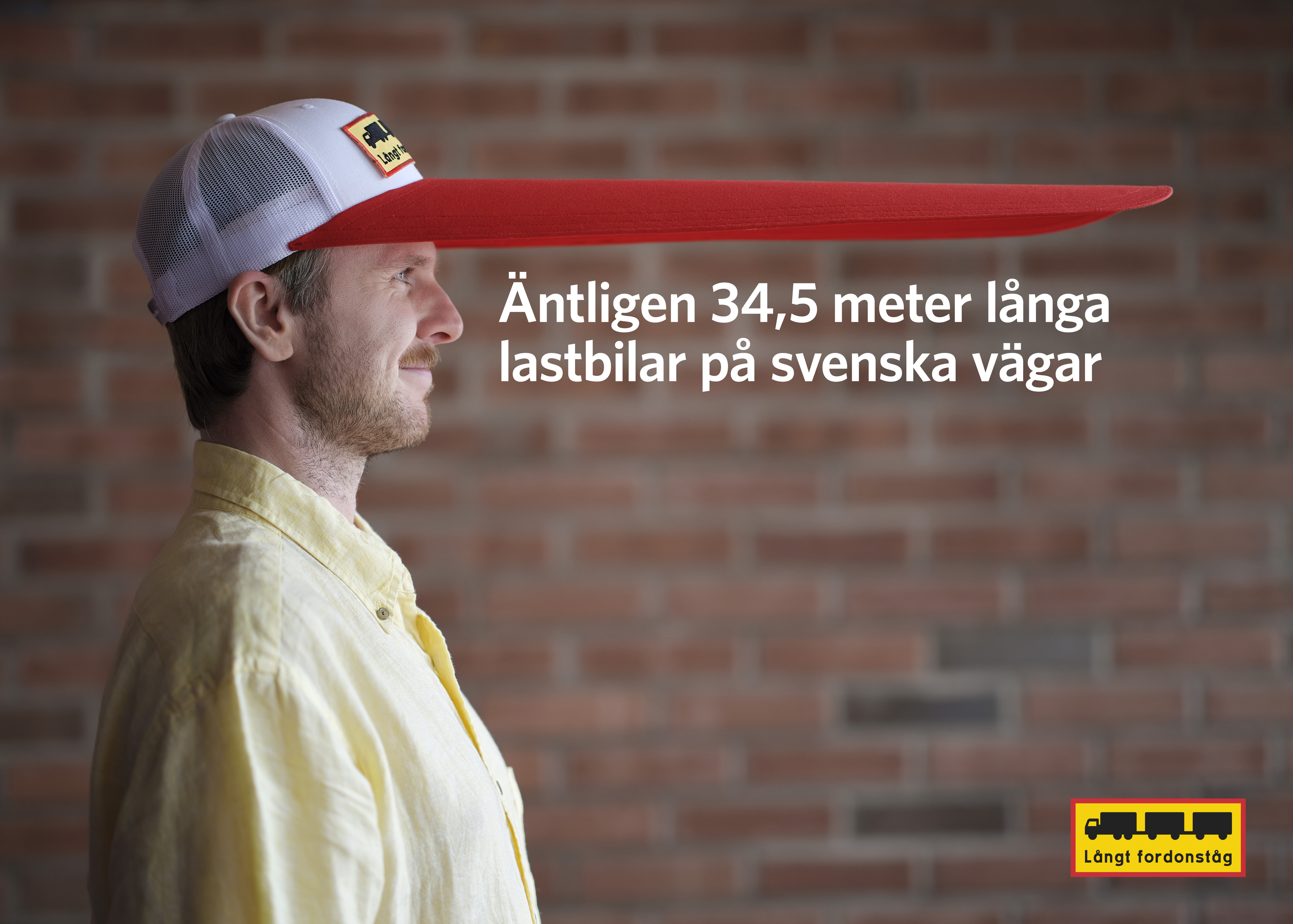 Man i profil med keps som har väldigt lång skärm. Text på bilden där det står: Äntligen 34,5 meter långa lastbilar på våra vägar.