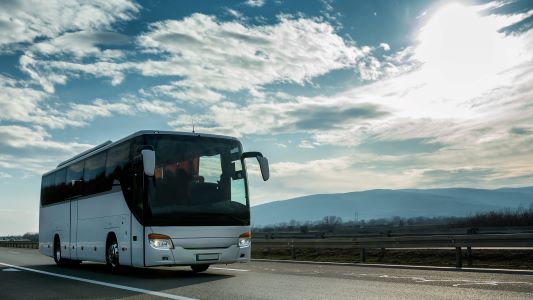 Buss som kör på väg.