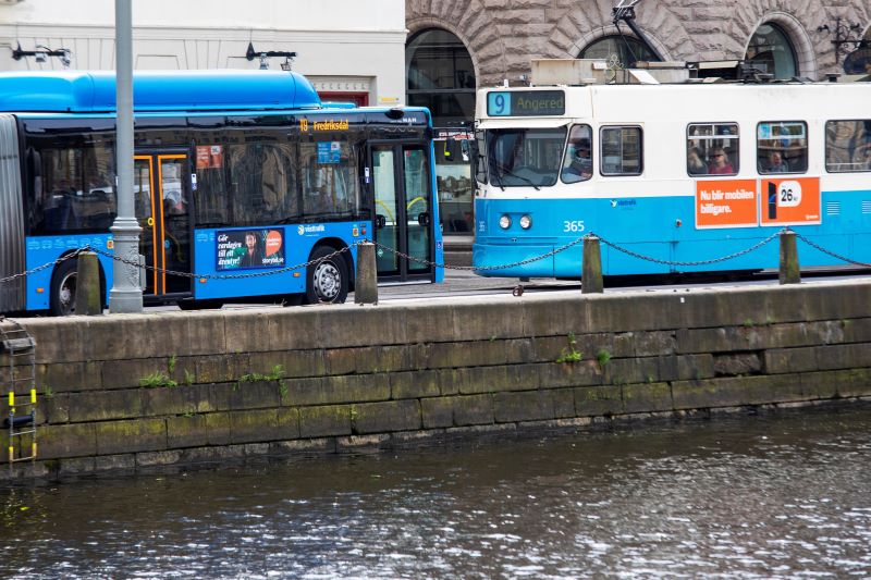 Buss och spårvagn i stadsmiljö. 