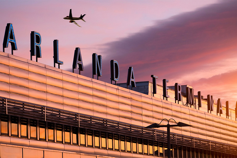 Ett flygplan flyger över terminal fem på Arlanda.