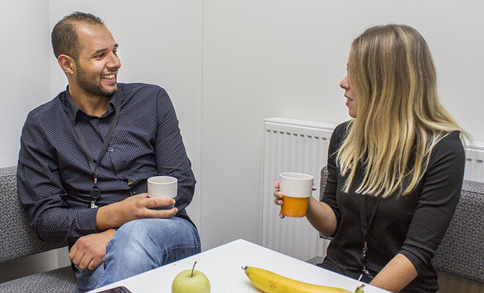 Abdallah och kollegan Paulina fikar på jobbet