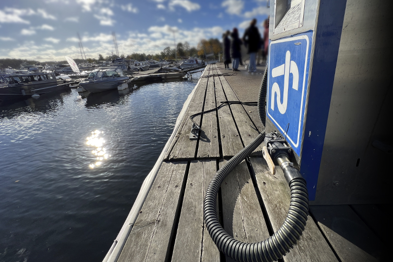 Bilden visar en tömningsstation på en brygga. 