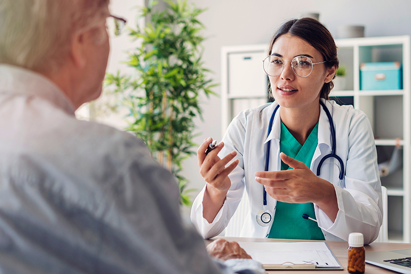 Läkare diskuterar med en patient.