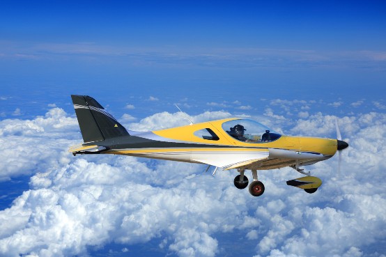 Bild på ett ultralätt flygplan i luften.