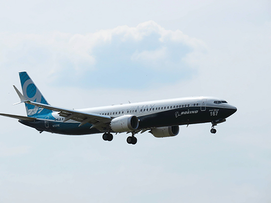Bild på en Boeing 737 Max som är på väg in för landning
